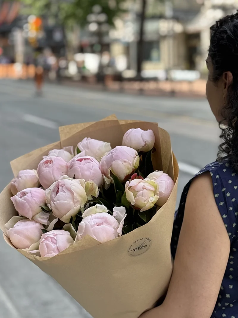 Blush pink peony bouquet wrapped in kraft paper – Floba Flower Boutique Vancouver